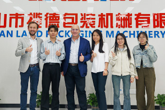 客户到厂合影