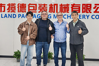 客户到厂合影